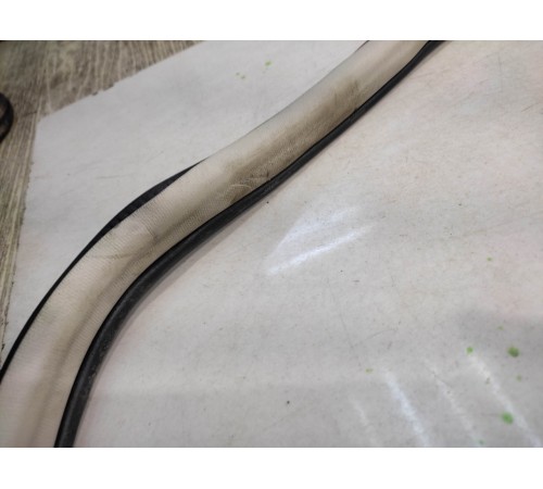 Уплотнитель двери (передний, левый)