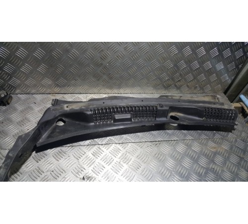 Жабо планка под лобовое стекло лев.