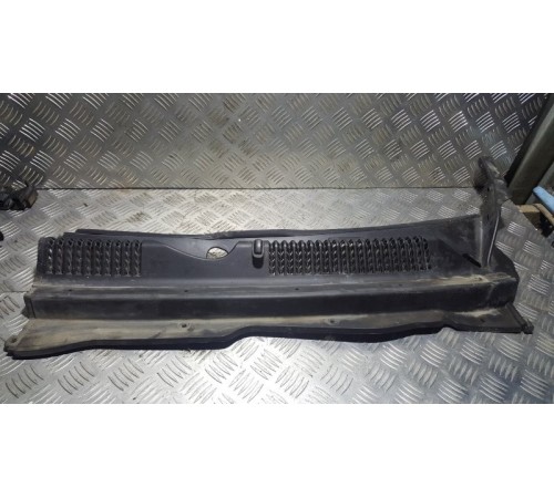 Жабо планка под лобовое стекло лев.