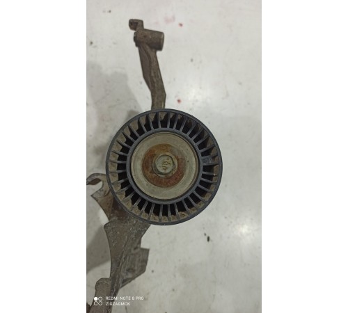 Кронштейн двигателя с роликом натяжителя