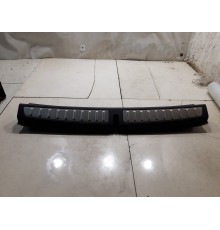 Накладка задней панели замка багажника