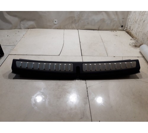 Накладка задней панели замка багажника