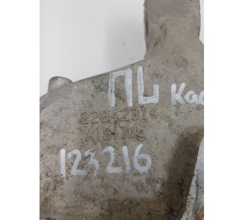 Кулак поворотный передний левый 