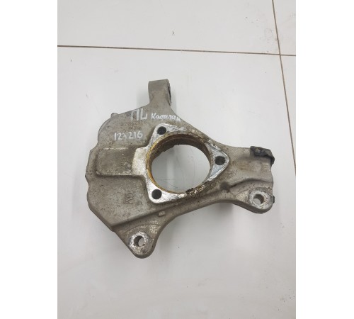 Кулак поворотный передний левый 