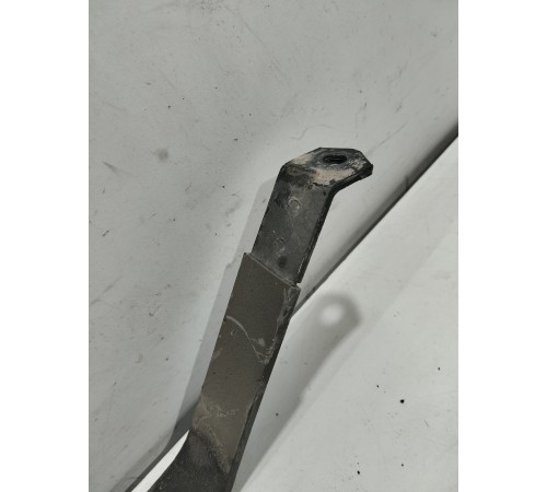 Крепление топливного бака