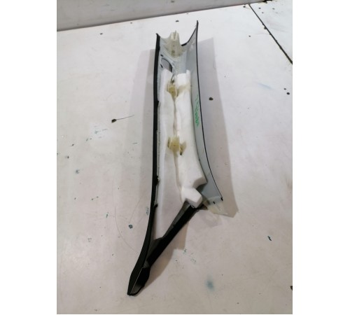 Обшивка передней стойки левая