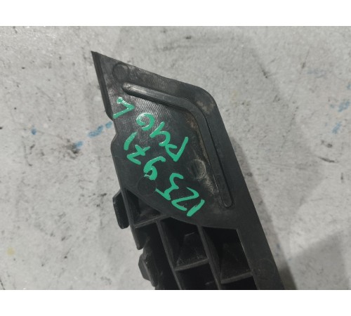 Кронштейн бампера передний левый