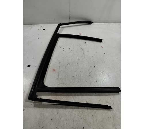 Уплотнитель стекла двери (задний левый внутренний)