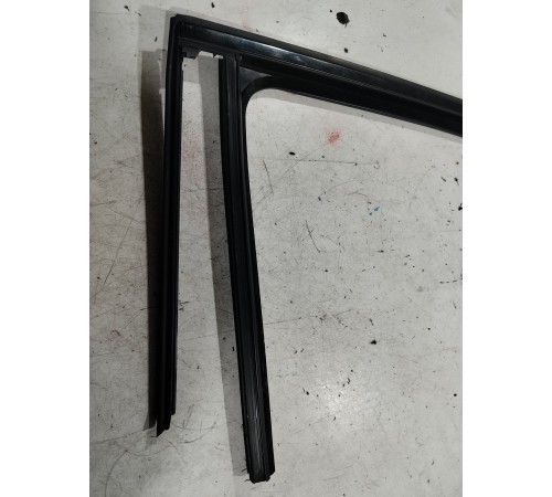 Уплотнитель стекла двери (задний левый внутренний)