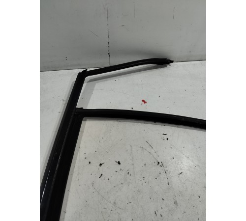 Уплотнитель стекла двери (задний левый внутренний)