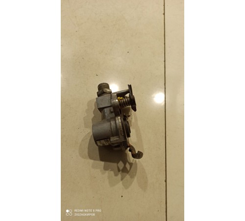 Головка соединительная пневматическая с клапаном желтая