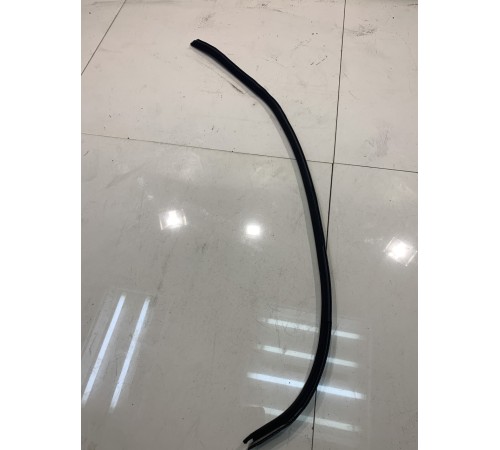 Уплотнитель двери багажника (правая)