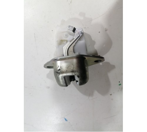 Замок двери крышки багажника