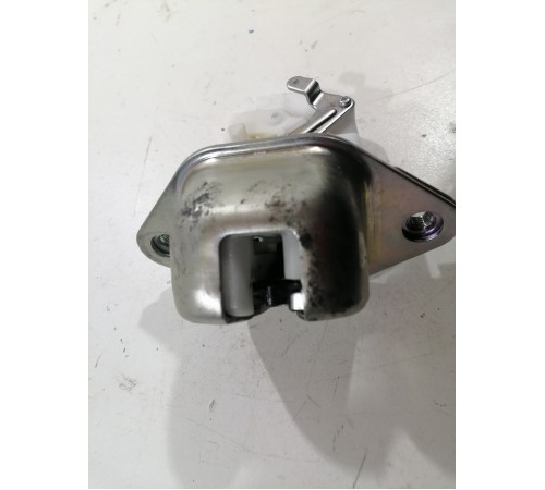 Замок двери крышки багажника