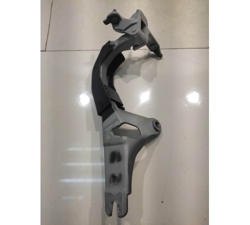 Петля крышки багажника (левая)