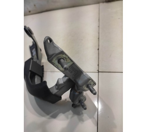 Петля крышки багажника (левая)