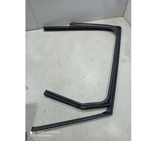 Уплотнитель стекла двери (задний правый)