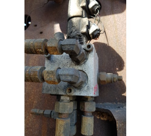 Блок распределительных клапанов гидравлический