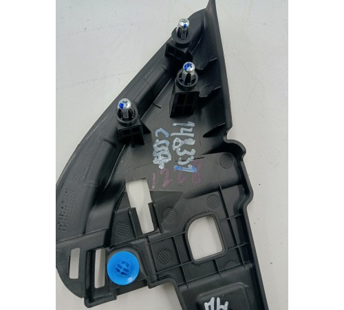 Угол двери передний левый внутренний