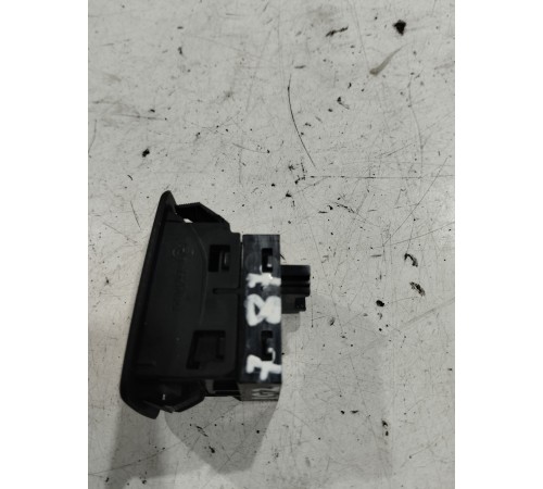 Кнопка открывания багажника