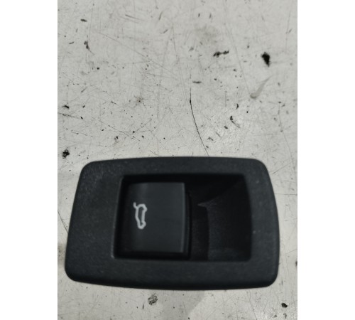 Кнопка открывания багажника