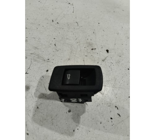 Кнопка открывания багажника