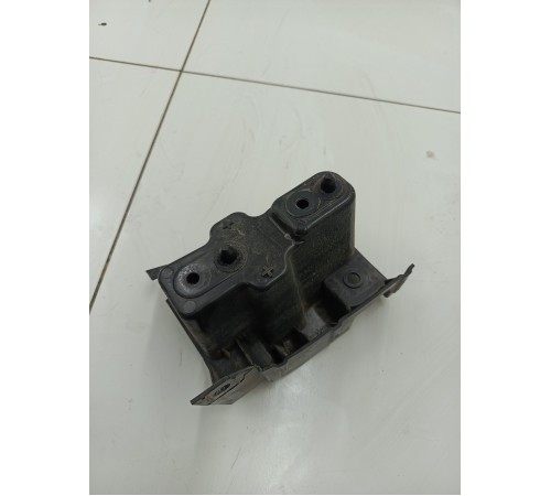 Кронштейн заднего бампера правый