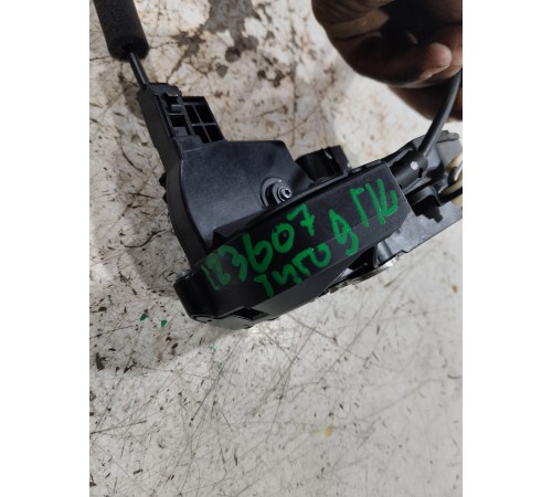 Замок двери передний левый