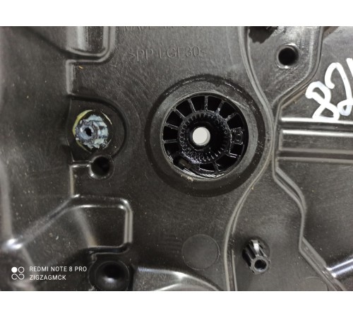 Стеклоподъемник двери (задний правый)