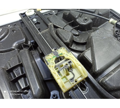 Стеклоподъемник двери (задний правый)