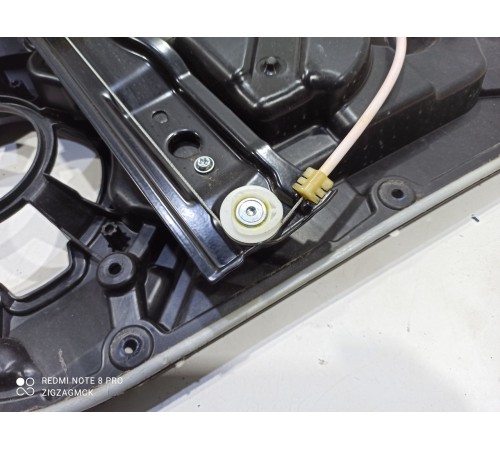 Стеклоподъемник двери (задний правый)