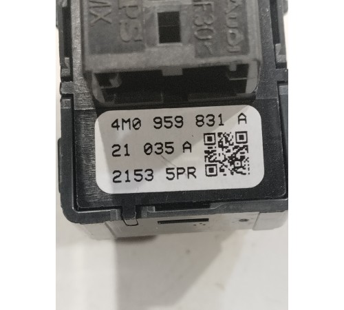 Кнопка открывания багажника