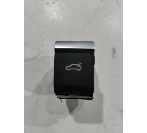 Кнопка открывания багажника