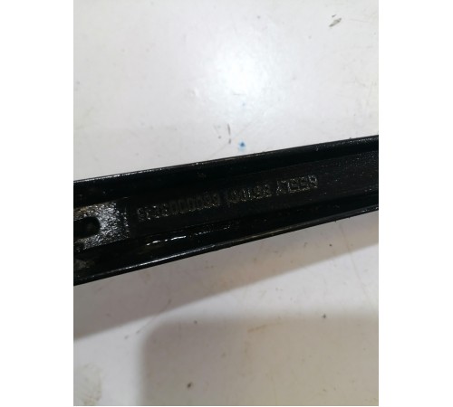  Поводок стеклоочистителя правый