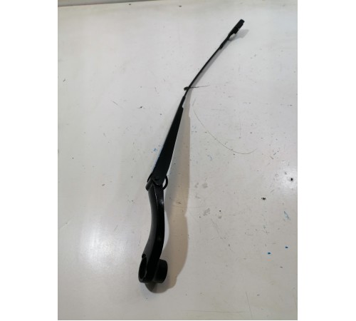  Поводок стеклоочистителя правый