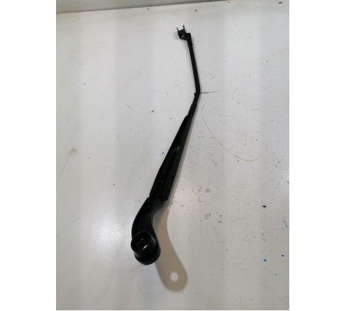  Поводок стеклоочистителя правый