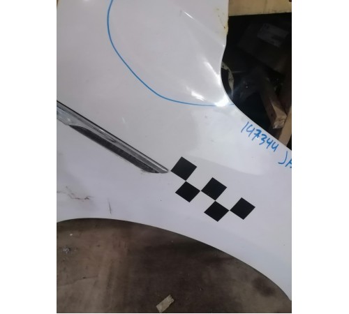 Крыло переднее правое