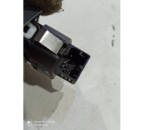 Кнопка блокировки дверей (центрального замка) передняя левая