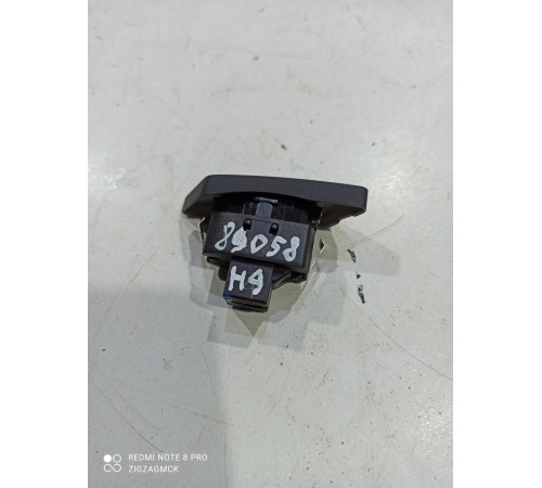 Кнопка блокировки дверей (центрального замка) передняя левая