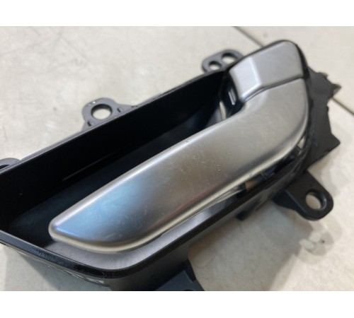 Ручка двери внутренняя(передняя правая)