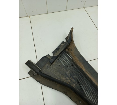 Планка под лобовое стекло жабо