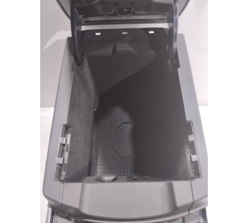 Консоль между сидений-подлокотник