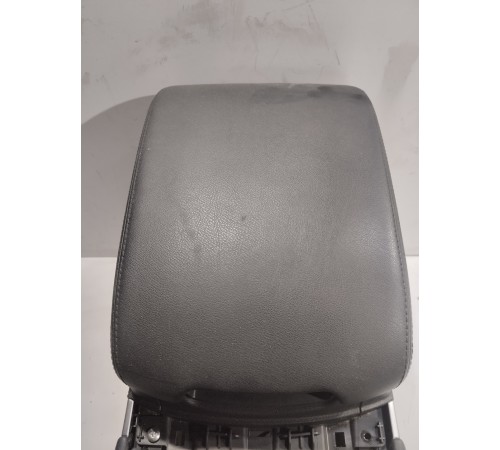 Консоль между сидений-подлокотник