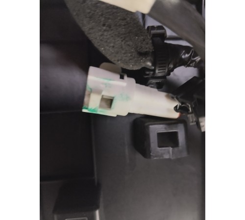 Консоль между сидений-подлокотник