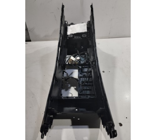 Консоль между сидений-подлокотник