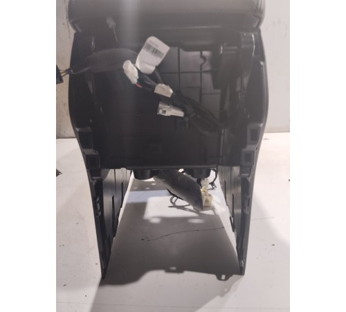 Консоль между сидений-подлокотник