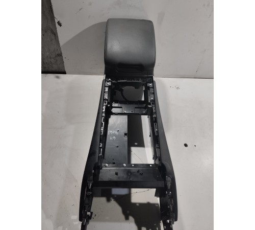 Консоль между сидений-подлокотник