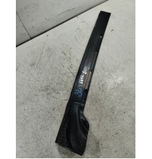 Уплотнитель двери передний левый