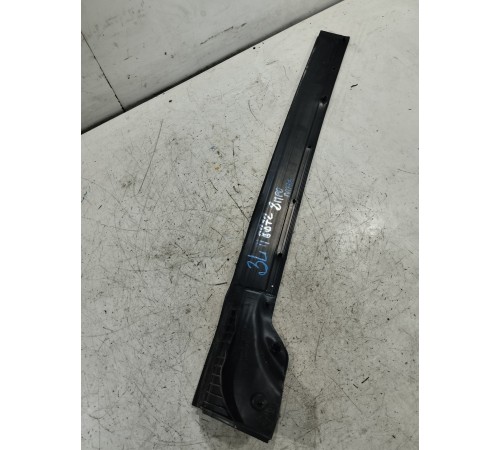 Уплотнитель двери передний левый