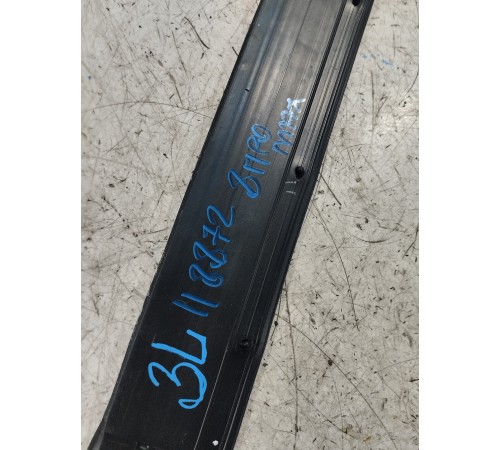 Уплотнитель двери передний левый